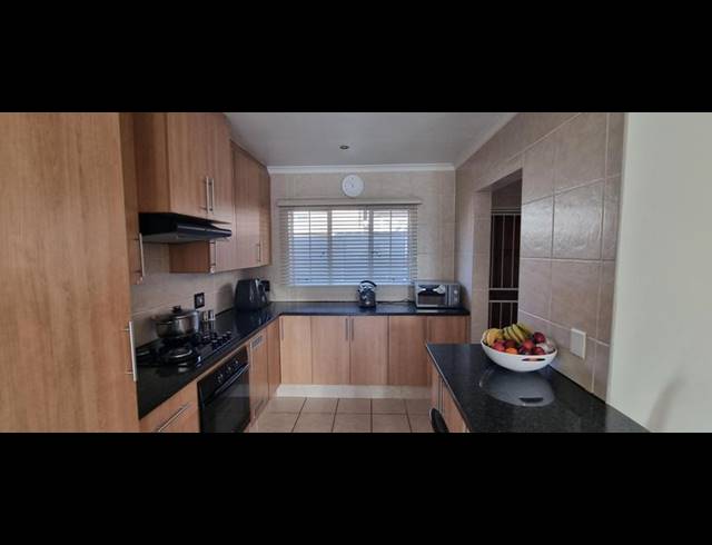 3 BEDROOM TOWNHOUSE FOR SALE IN THATCHFIELD
